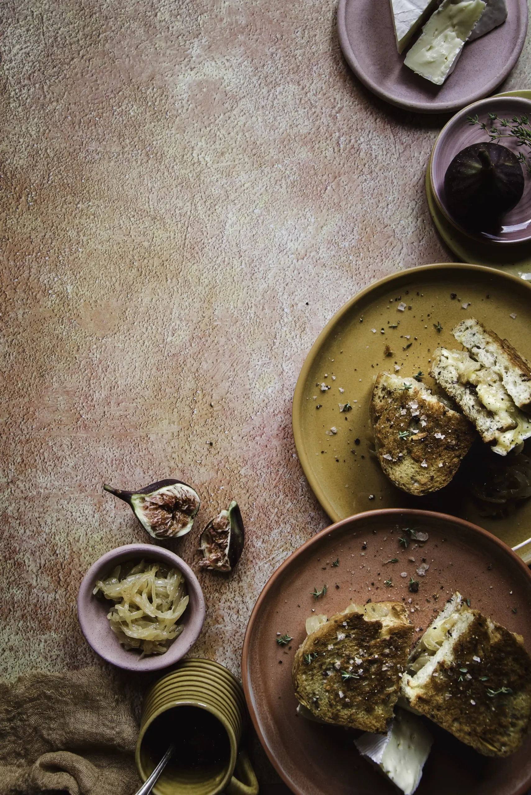 Tło do fotografii kulinarnej i produktowej. Kolory jesieni - pomarańczowy, różowy. Przykładowa stylizacja na tle winylowym. Winylowe tło do fotografii, zwijane, trwałe, drukowane. Wzór malowany ręcznie.