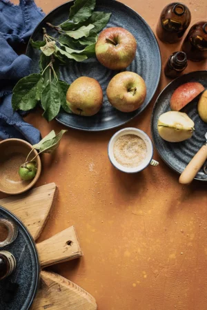 Tło do fotografii kulinarnej i produktowej. Kolory jesieni - pomarańczowy, rdzawy. Przykładowa stylizacja na tle winylowym. Winylowe tło do fotografii, zwijane, trwałe, drukowane. Wzór malowany ręcznie.