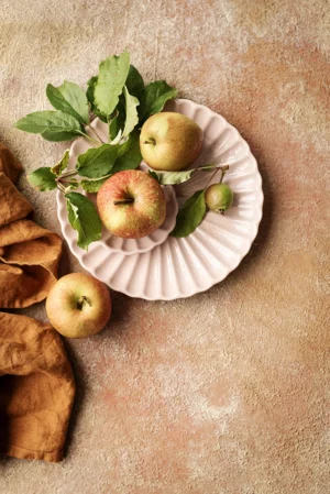 Tło do fotografii kulinarnej i produktowej. Kolory jesieni - pomarańczowy, różowy. Przykładowa stylizacja na tle winylowym. Winylowe tło do fotografii, zwijane, trwałe, drukowane. Wzór malowany ręcznie.