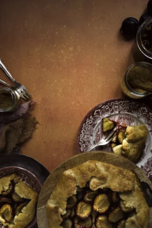 Tło do fotografii kulinarnej i produktowej. Kolory jesieni - pomarańczowy, rdzawy. Przykładowa stylizacja na tle winylowym. Winylowe tło do fotografii, zwijane, trwałe, drukowane. Wzór malowany ręcznie.