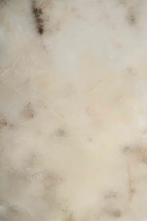 Tło do fotografii kulinarnej i produktowej. Kolory neutralne, mleczne, marmur. Przykładowa stylizacja na tle winylowym. Winylowe tło do fotografii, zwijane, trwałe, drukowane. Wzór imitujący kamień naturalny.