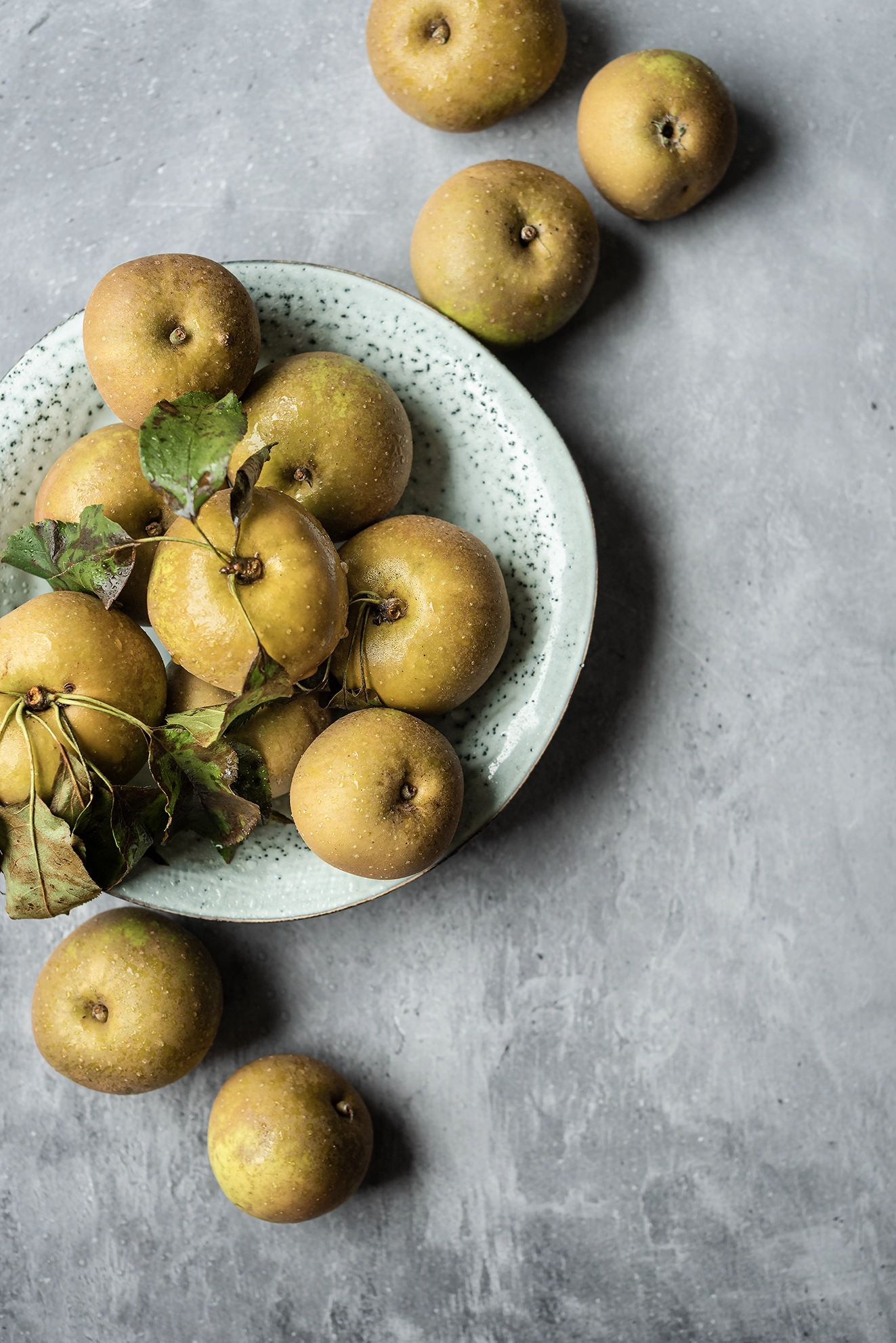 Tło do fotografii kulinarnej i produktowej. Kolory niebieskie i szare. Przykładowa stylizacja na tle winylowym. Gray