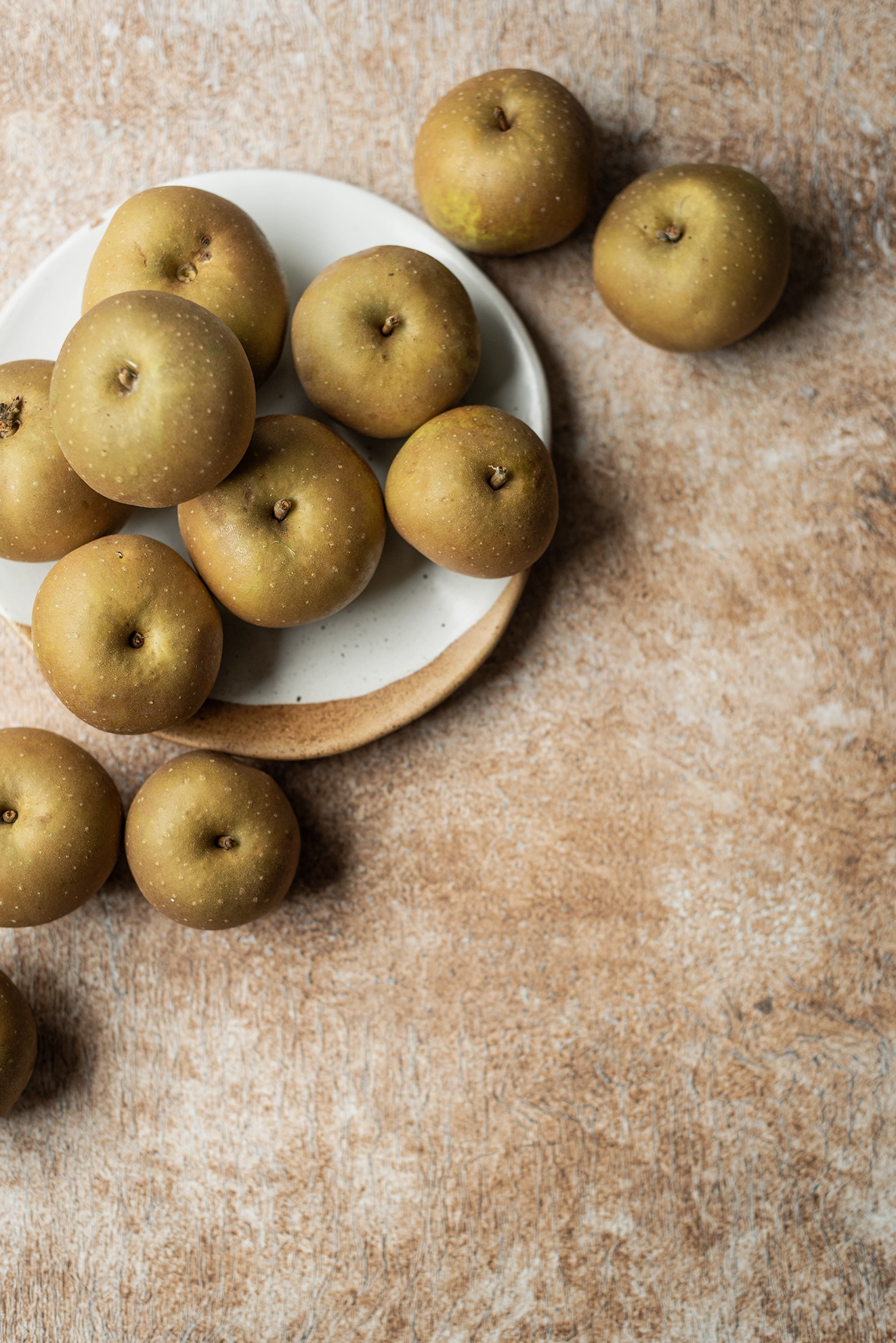 Onion, tło w stylizacji. Tło do fotografii kulinarnej i produktowej. Artystyczne tło malowane. Kolory neutralne. Przykładowa stylizacja na tle winylowym. Ciepły brąz.
