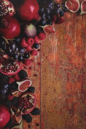 Tło do fotografii kulinarnej i produktowej.Drewniane, rustykalne, kolor pomarańczowy, żółty. Przykładowa stylizacja na tle winylowym. Winylowe tło do fotografii, zwijane, trwałe, drukowane. Wzór drewniany.