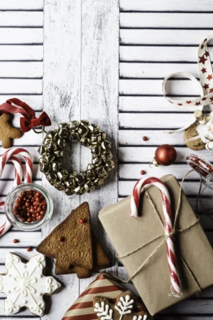 VICTORIA w stylizacji. Przykładowa stylizacja .Tło do fotografii kulinarnej i produktowej. Kolor biały, okiennice, vintage, drewno.