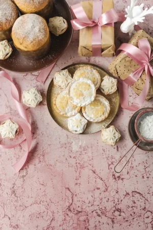 Dollis w stylizacji. Przykładowa stylizacja .Tło do fotografii kulinarnej i produktowej. Kolor różowy, naturalny kamień.