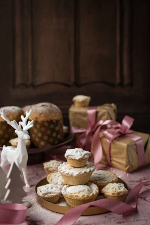 Dollis w stylizacji. Przykładowa stylizacja .Tło do fotografii kulinarnej i produktowej. Kolor różowy, naturalny kamień. Rustykalne drzwi.