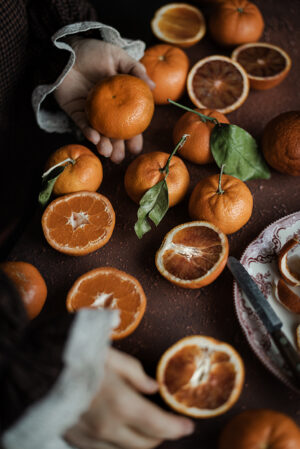 Tło fotograficzne Nicholas sprawdzi się do fotografii kulinarnej i produktowej oraz do rękodzieła. Ma piękny ciemny pomarańczowy kolor i wyrazistą strukturę. Do fotografii kulinarnej sprawdzi się z każdym daniem. Wzór ten to must have na jesień i zimę.