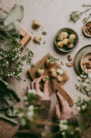 Tło do fotografii kulinarnej i produktowej. Kolory neutralne, beżowy marmur. Winylowe tło do fotografii, zwijane, trwałe, drukowane. Wzór imitujący kamień naturalny.