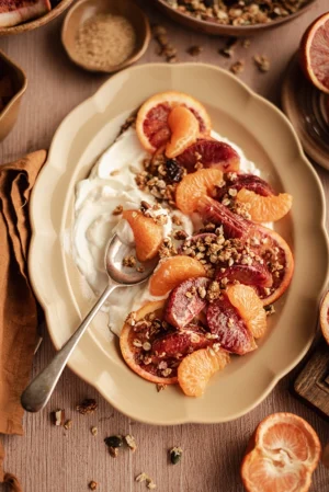 Beżowe tło fotograficzne z naturalnego drewna z jogurtem, granolą i cytrusami – stylizowana fotografia kulinarna, ciepłe rustykalne tło do zdjęć jedzenia, flat lay.