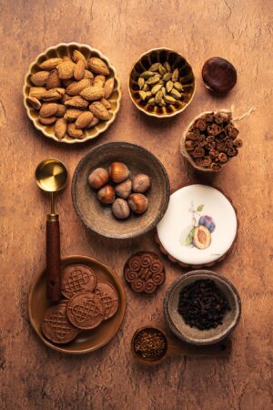 Tło do fotografii kulinarnej i produktowej. Kolory różne odcienie brązy, żółty, musztardowy. Winylowe tło do fotografii, zwijane, trwałe, drukowane. Wzór malowany imitujący powierzchnię teksturalną.