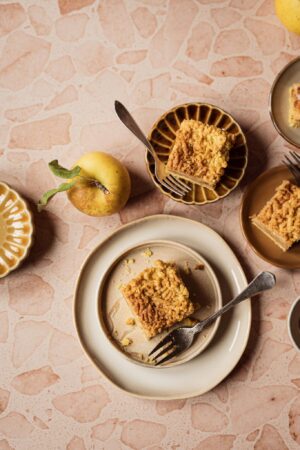 Tło do fotografii kulinarnej i produktowej. Kolory różne odcienie beży. Winylowe tło do fotografii, zwijane, trwałe, drukowane. Wzór imitujący podłogę lastryko.