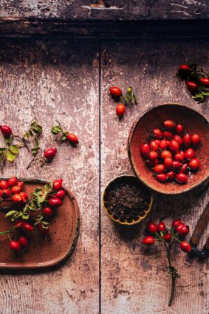 Tło do fotografii kulinarnej i produktowej. Kolory różne odcienie brązów, beży. Winylowe tło do fotografii, zwijane, trwałe, drukowane. Wzór imitujący drewniane dechy.