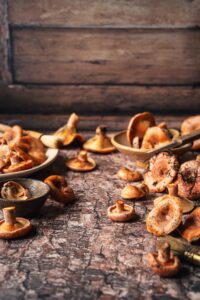 Tło do fotografii kulinarnej i produktowej. Kolory różne odcienie beży. Winylowe tło do fotografii, zwijane, trwałe, drukowane. Wzór imitujący stare drewniane drzwi.