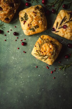 Tło do fotografii kulinarnej i produktowej. Kolory zieleń z jasnymi żółtymi plamkami. Winylowe tło do fotografii, zwijane, trwałe, drukowane. Wzór artystyczny, malowany ze strukturą.