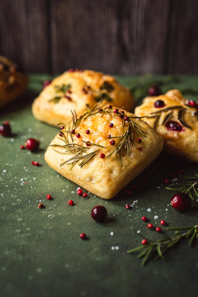 Tło do fotografii kulinarnej i produktowej. Kolory zieleń z jasnymi żółtymi plamkami. Winylowe tło do fotografii, zwijane, trwałe, drukowane. Wzór artystyczny, malowany ze strukturą.