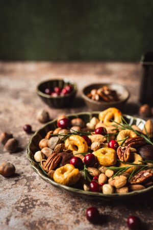 Tło do fotografii kulinarnej i produktowej. Kolory różne odcienie brązów, beży. Winylowe tło do fotografii, zwijane, trwałe, drukowane. Wzór imitujący ścianę z odchodzącą farbą.