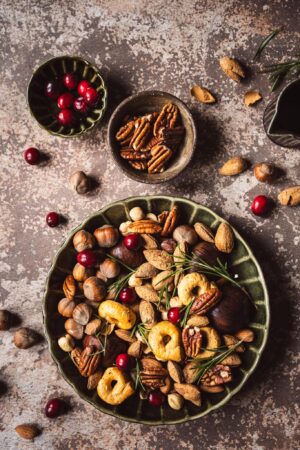 Tło do fotografii kulinarnej i produktowej. Kolory różne odcienie brązów, beży. Winylowe tło do fotografii, zwijane, trwałe, drukowane. Wzór imitujący ścianę z odchodzącą farbą.