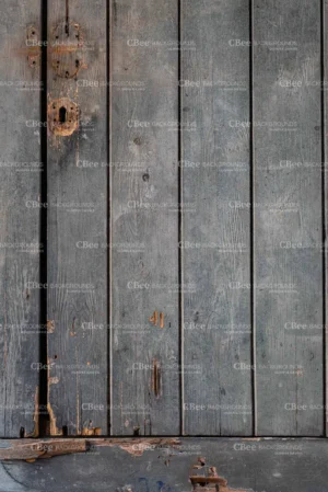 Tło do fotografii kulinarnej i produktowej. Kolory szary z nutą błękitu z przetarciami jasnymi i pomarańczowe drewniane elementy. Winylowe tło do fotografii, zwijane, trwałe, drukowane. Wzór imitujący stare drewniane drzwi.