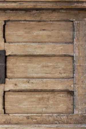 Tło do fotografii kulinarnej i produktowej Rustic Door. Kolory różne odcienie beży. Stare drewniane drzwi w stylu vintage. Nadszarpnięte zębem czasu do kadrów rustykalnych. Widoczne są elementy metalowe, które dodają efekt rustykalny.
