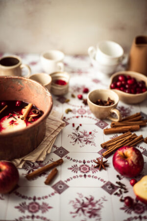 Tło do fotografii kulinarnej i produktowej. Kolory czerwony. Winylowe tło do fotografii, zwijane, trwałe, drukowane. Wzór imitujący vintage kafelki z motywem kawiatowym.