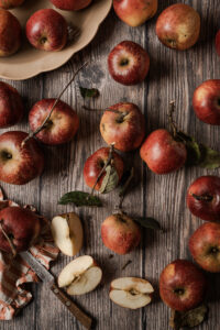 Tło do fotografii kulinarnej i produktowej. Kolory różne odcienie brązów, beży. Winylowe tło do fotografii, zwijane, trwałe, drukowane. Wzór imitujący drewniane dechy. Realistyczny druk do złudzenia przypominający prawdziwe drewno.