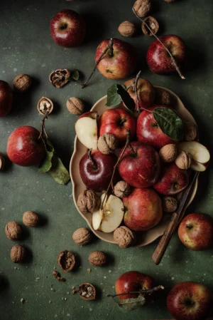 Tło do fotografii kulinarnej i produktowej. Kolory zieleń z jasnymi żółtymi plamkami. Winylowe tło do fotografii, zwijane, trwałe, drukowane. Wzór artystyczny, malowany ze strukturą.
