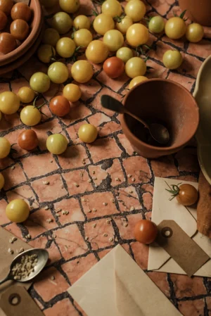 Tło do fotografii kulinarnej i produktowej. Kolory różne odcienie pomarańczowego. Winylowe tło do fotografii, zwijane, trwałe, drukowane. Wzór imitujący mozaikę kafelków.