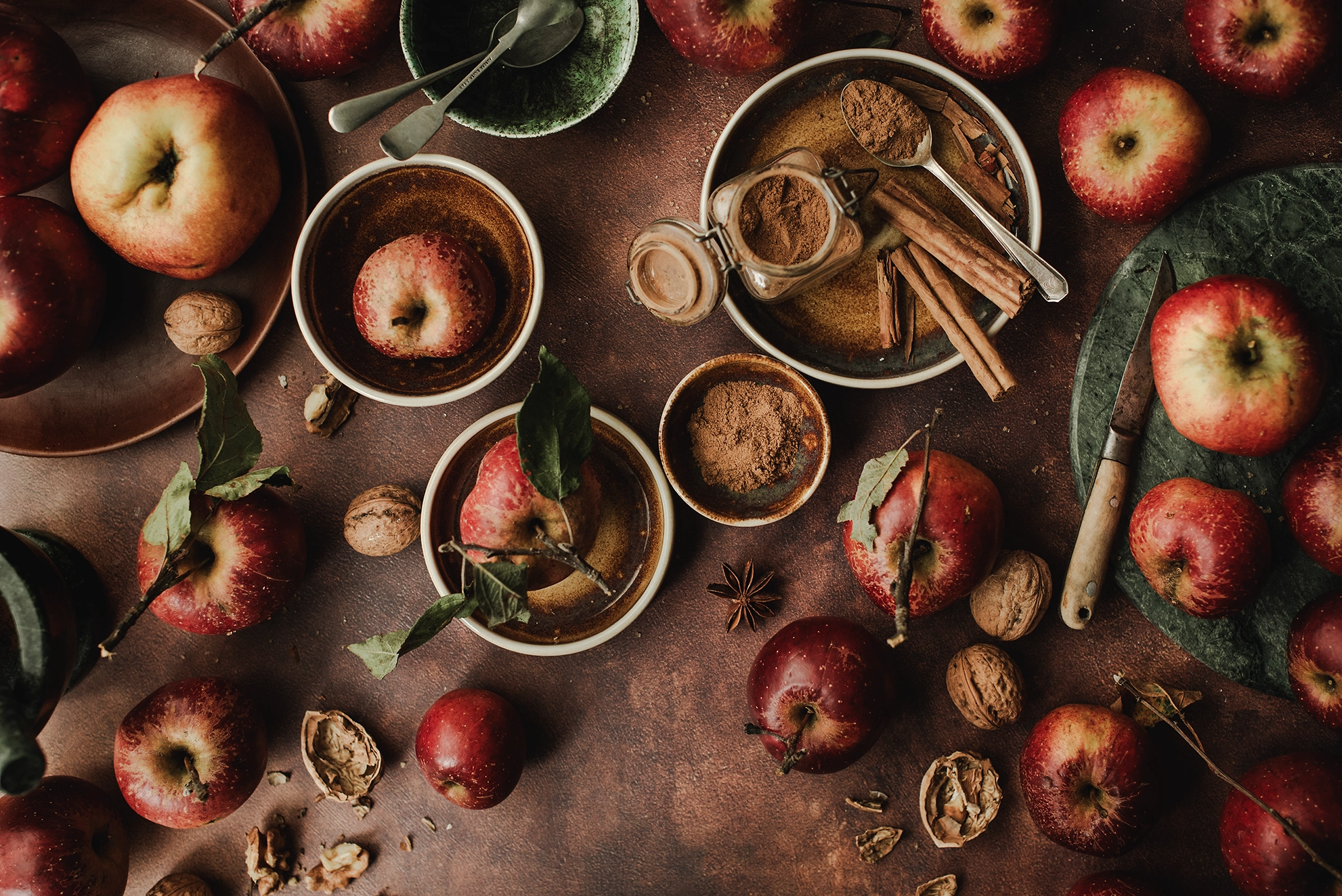 Tło do fotografii kulinarnej i produktowej. Kolory różne odcienie brązy. Winylowe tło do fotografii, zwijane, trwałe, drukowane. Wzór malowany imitujący powierzchnię teksturalną.