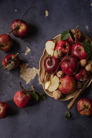 Tło fotograficzne w kolorze głębokiego fioletu z żółtym przetarciem. Imitacja ściany. Niepowtarzalny wzór idealnie dopełni rustykalne kadry kulinarne.