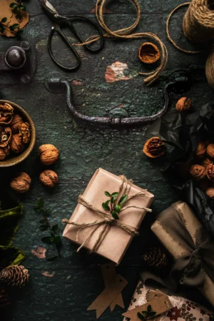 Tło Green Vintage Magic ma zieleń, która przypomina stary, leśny dom. Wzór sprawdzi się do kadrow rustykalnych i dark mood. Ma pięknę zdobnicze elementy, które dodadzą charakteru w kadrze.
