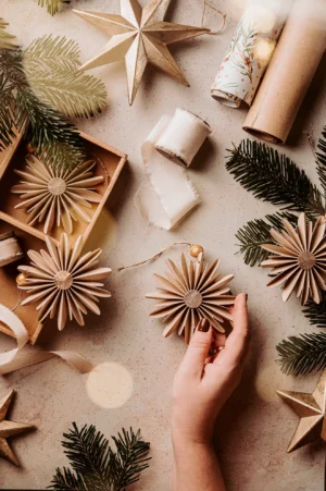 Tło fotograficzne do fotografii kulinarnej i produktowej Christmas Cappuccino – kompozycja z papierowymi gwiazdkami, ozdobnymi prezentami, gałązkami choinki i naturalnymi kolorami, idealne do stylizacji na jasnym beżu. Drukowane tło fotograficzne.