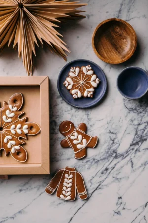Tło fotograficzne Frosted Marble Wonderland to wzór marmurowy, na którym jest kadr ze świątecznymi pierniczkami udekorowanymi ze szczególną dokładnością. Niebieska ceramika i drewniany talerzyk pięknie kontrastują na tym wzorze a papierowa gwiazda dodaje jeszcze bardziej świątecznego charakteru.