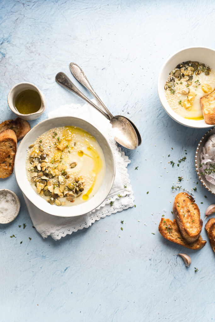 jasne tło fotograficzne do fotografii kulinarnej tworzone z artystycznego wzoru malowanego ręcznie
