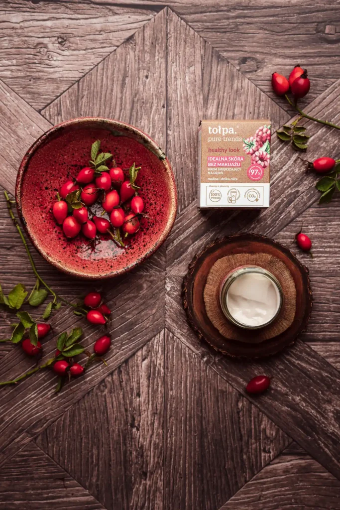 tło drukowane, które do złudzenia imituje drewniany blat. tak realistyczne tło do fotografii sprawdzi się w kadrach bardziej rustykalnych, które mogą być dopełnieniem sesji produktowej.