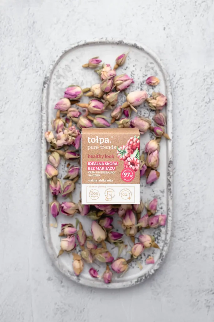 jasne tło fotograficzne imitujące beton. świetnia sprawdza się do fotografii produktowej, szczególnie kosmetyków. nadaje kadrowi czysty, elegancki, katalogowy wygląd.