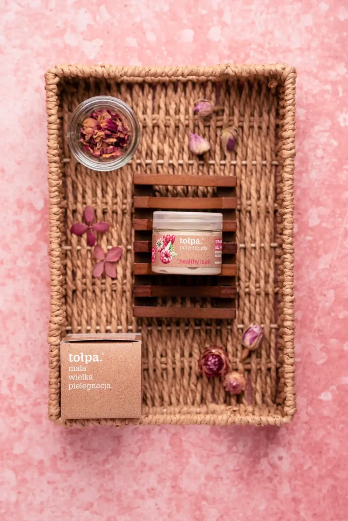 różowe tło fotograficzne-imitacja kamienia naturalnego. delikatny róż dodaje świeżości do kadrów produktowych i pomaga dodać kobiecej estetyki. idelanie łączy się z kwiatami.