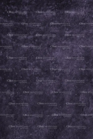 Tło fotograficzne Lavender Fields – fakturowana powierzchnia w głębokich odcieniach fioletu, lawendy i grafitowego błękitu z subtelnym, niejednorodnym natryskem jasnych plam przypominających mgłę lub rozsiane światło. Idealne tło do eleganckich sesji produktowych, fotografii kosmetycznej i flat lay w mrocznej, artystycznej stylistyce.