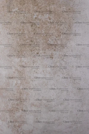 Tło fotograficzne Linen Shadows – jasna, fakturowana powierzchnia w odcieniach zimnej szarości, ciepłego greige i zgaszonego beżu, z niejednorodnym nalotem ciepłego brązu, piaskowego taupe i brudnej bieli tworzącym mineralną, porowatą strukturę przypominającą naturalny kamień lub stary beton. Subtelne ciemniejsze strefy przy krawędziach nadają głębię i naturalną winietę. Idealne do fotografii kulinarnej chleba rzemieślniczego, serów, orzechów i rustykalnych kompozycji flat lay, a także do sesji produktowej i kosmetycznej w stylu raw natural i nordic minimal.