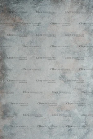 Tło fotograficzne Pastella – jasna, fakturowana powierzchnia w odcieniach chłodnej szarości, srebrzystej bieli i zgaszonego błękitu, z ciepłymi wtrąceniami płowego beżu i rudawego różu przy krawędziach. Mineralna, stiukowa tekstura z delikatnymi przetarciami i mikropęknięciami tworzy niejednorodną, malarską głębię. Idealne do fotografii kulinarnej jasnych deserów, pieczywa i śniadaniowych kompozycji flat lay, a także do sesji kosmetycznej i produktowej w stylu soft minimal i Scandinavian aesthetic.