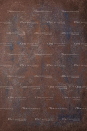 Tło fotograficzne Sienna Skies – bogata, fakturowana powierzchnia w głębokich odcieniach rdzy, ciepłego brązu i wypalonej sjeny, przecięta nieregularnymi smugami indygo i stalowego błękitu. Matowa, mineralna tekstura z widocznymi przetarciami i warstwowością farby. Idealne tło do fotografii produktowej, kulinarnej i lifestyle w stylu industrial i fine art.