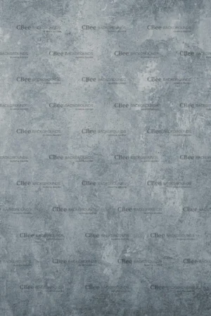 Tło fotograficzne Soft Fog – fakturowana powierzchnia w chłodnych odcieniach stalowego błękitu, srebrzystej szarości i złamanej bieli, z niejednorodnym, mineralnym nalotem przypominającym zamarznięty beton lub mglisty poranek nad miastem. Subtelne rozjaśnienia w centrum i ciemniejsze, grafitowe strefy przy krawędziach nadają głębię i atmosferę. Idealne do nowoczesnej fotografii produktowej, kosmetycznej i lifestyle w stylu urban i clean aesthetic.