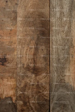 Tło fotograficzne Split Light – trzy zestawione pionowo deski z dzikiego drewna w kontrastujących odcieniach: ciepłego miodowego brązu i rudej sjeny po lewej, głębokiej czekolady z hipnotyzującymi koncentrycznymi słojami przekroju pnia w centrum oraz chłodnego, szarego drewna z delikatnym błękitnym refleksem po prawej. Spektakularna, naturalna struktura słojów i sęków tworzy unikalną kompozycję. Idealne do fotografii kulinarnej rzemieślniczych serów, orzechów, miodów i jesiennych kompozycji flat lay, a także do sesji produktowej w stylu natural craft i artisan.