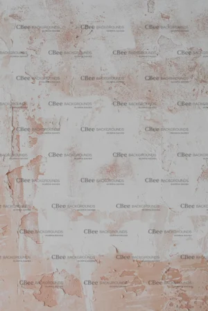 Tło fotograficzne Villa Memories – jasna, fakturowana powierzchnia złamanej bieli i chłodnego ecru z wyraźnymi przetarciami i odparzeniami odsłaniającymi ciepły piaskowy beż, blady terakot i zgaszoną różową glinkę. Warstwowy, łuszczący się tynk tworzy organiczny, architektoniczny wzór pełen głębi i historii. Idealne do fotografii kulinarnej śródziemnomorskich dań, świeżych ziół, ricotty i rustykalnych kompozycji flat lay, a także do sesji produktowej i kosmetycznej w stylu mediterranean vintage i slow living.